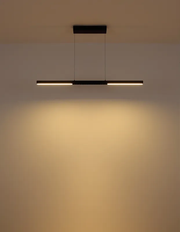 Cody 120cm Negro Lámpas de techo De Globo Lighting - Lampan &auml;r tillverkad av aluminium i en mattsvart finish som ger ett elegant och tidl&ouml;st uttryck som smidigt sm&auml;lter in i olika inredningsstilar, perfekt f&ouml;r stora matbord eller k&ouml;ks&ouml;ar.
