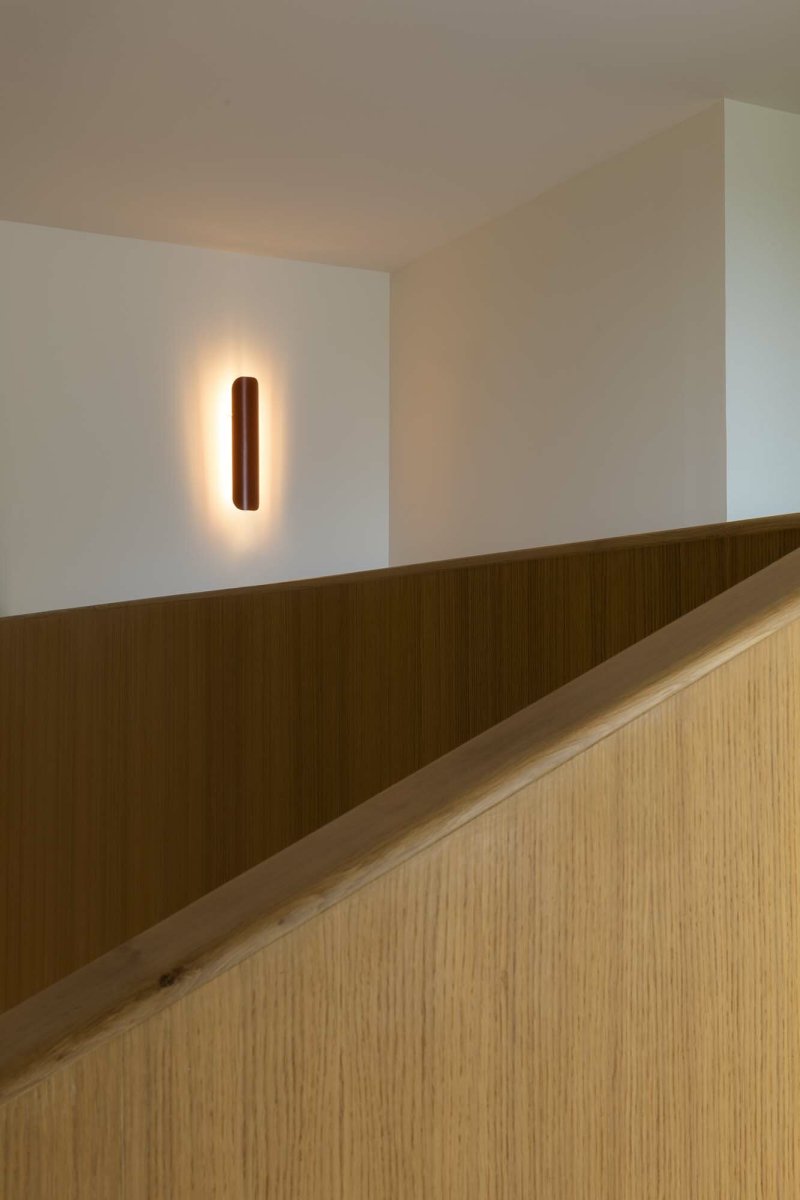 Novo 50cm Terracota lámpara de pared De Faro Barcelona - Su frontal abatible de tres piezas permite ajustar f&aacute;cilmente la luz LED indirecta y crear diferentes ambientes.