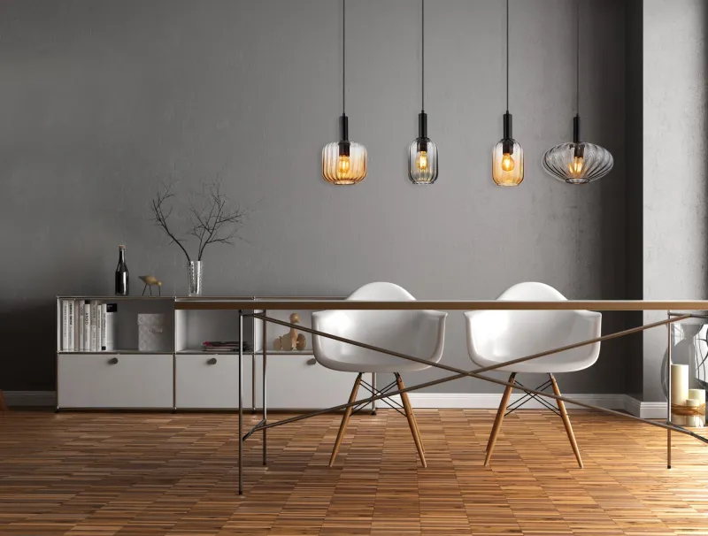 Valletta 127cm Negro Lámpas de techo De Globo Lighting - &nbsp;Den mattsvarta metallstommen ger lampan en elegant och sofistikerad karakt&auml;r, medan de fyra h&auml;ngande glaskuporna i olika former och f&auml;rger &ndash; tv&aring; i varm b&auml;rnsten och tv&aring; i r&ouml;kf&auml;rgat glas &ndash; skapar en unik och levande ljusbild.