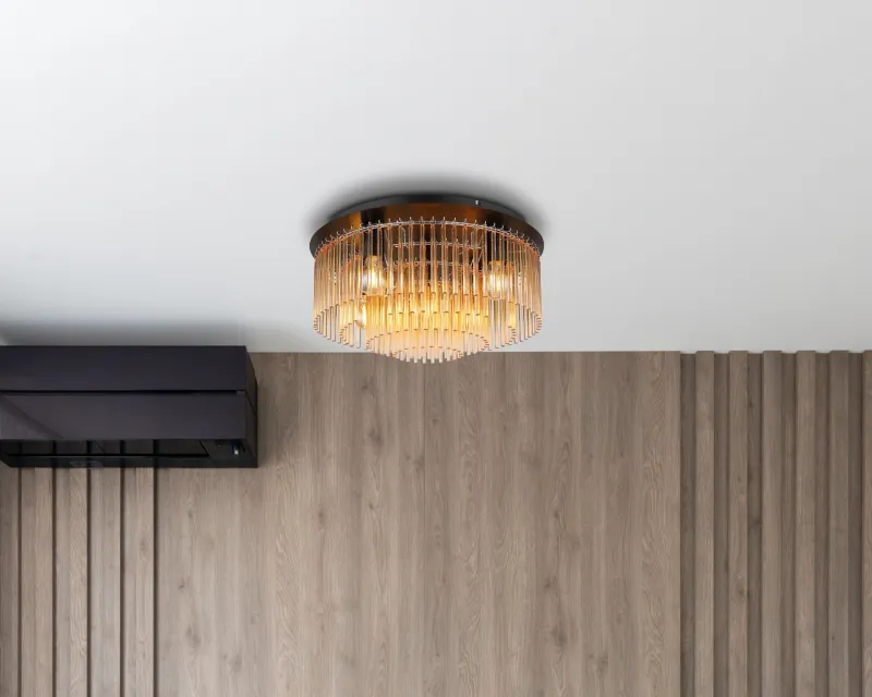 Gorley Ø50 Ámbar plafón De Globo Lighting - Dess design imponerar med en stilfull kombination av mattsvart metall och dekorativa stavar i klart och amberf&auml;rgat glas.