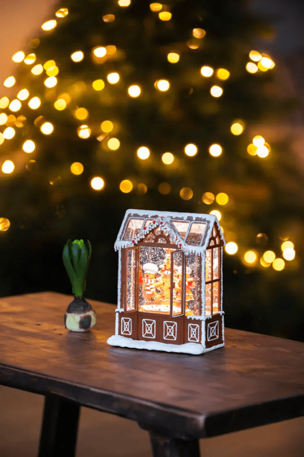 Linterna De Agua Casa De Jengibre Marrón De Konstsmide - Una linda linterna llena de agua con forma de casa de jengibre con una hermosa iluminaci&oacute;n LED blanca c&aacute;lida que brilla con la magia de la Navidad.