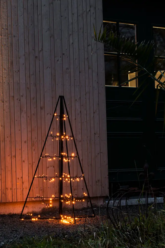 Decoración Metálica Pirámide 120cm Negro De Konstsmide - Con 171 luces LED de color &aacute;mbar c&aacute;lido, difunde un brillo elegante y crea una atm&oacute;sfera m&aacute;gica.