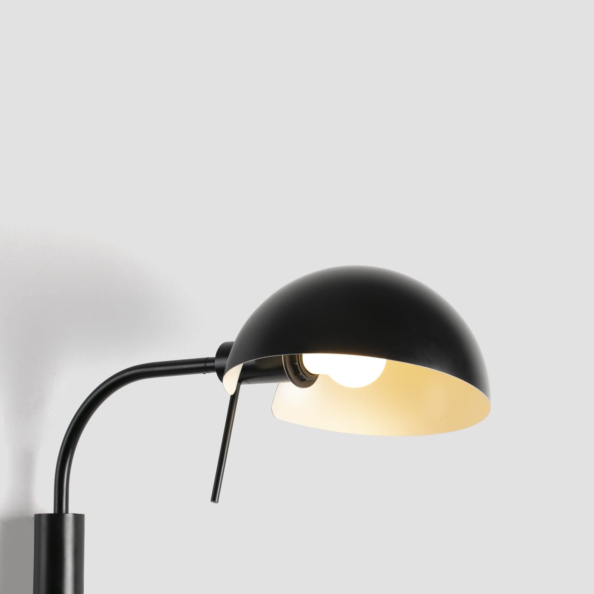 Dominica 50cm Negro lámpara de pared De Faro Barcelona - Inspirada en el Movimiento Est&eacute;tico de Chicago entre 1900 y 1940, irradia autenticidad y elegancia.