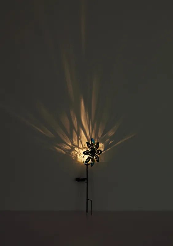 Wind Plata lámpara solar De Globo Lighting - De dekorativa bladen i silverfinish roterar med vinden och skapar en vacker r&ouml;relse, medan den inbyggda solcellsbelysningen lyser upp i m&ouml;rkret f&ouml;r en magisk effekt.