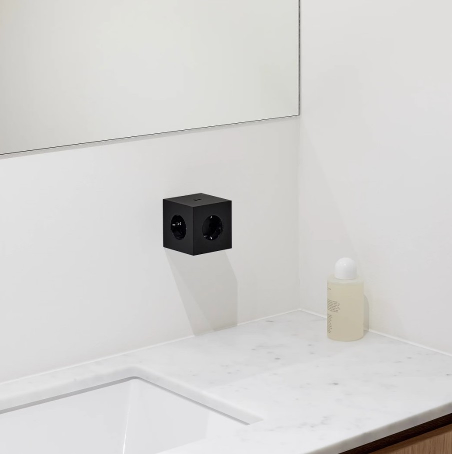 Square 2 Socket extender with 30W Dual USBC Negro De Avolt - Extensi&oacute;n de enchufe de Avolt con un dise&ntilde;o elegante, un cubo de pl&aacute;stico reciclado y una placa magn&eacute;tica en la parte inferior para colgar en la pared.