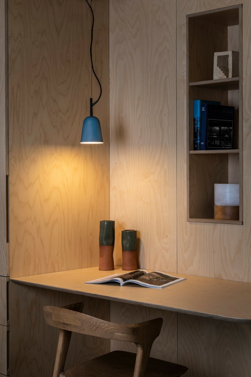 Studio Ø10 Azul Lámpas de techo De Faro Barcelona - Studio se integra a la perfecci&oacute;n tanto en espacios modernos como en oficinas de dise&ntilde;o, combinando funcionalidad y est&eacute;tica.