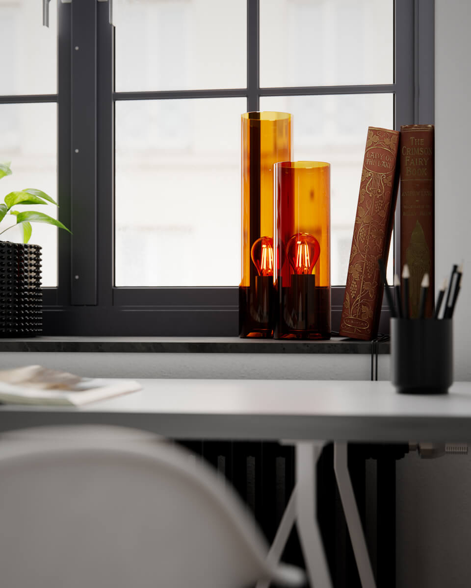 Flake 40cm Ámbar lámpara de mesa De By Rydéns - Con su elegante vidrio cil&iacute;ndrico y disponibilidad en colores de moda como &aacute;mbar oscuro, blanco y verde, Flake es la l&aacute;mpara perfecta para aportar estilo y atm&oacute;sfera a tu hogar.