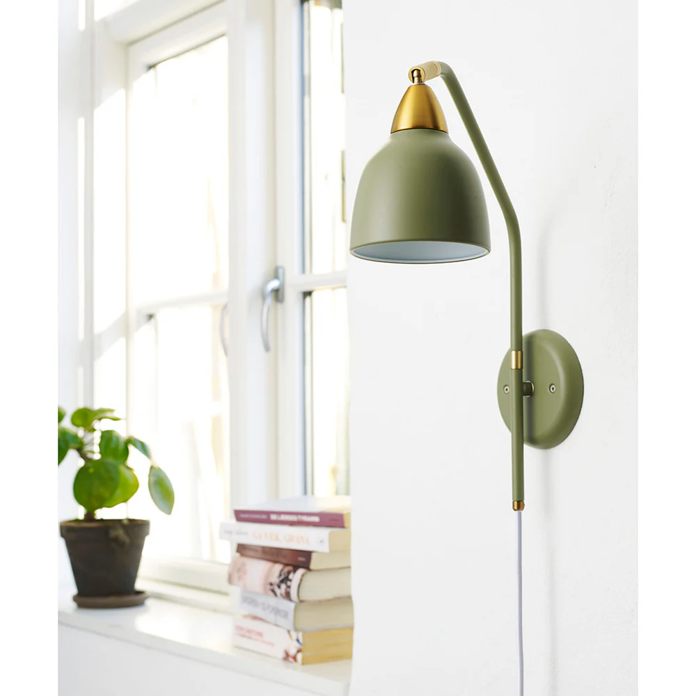 Urban 40cm Verde oliva lámpara de pared De Superliving - Los elegantes detalles de latón y el acabado verde oliva mate crean una apariencia sofisticada que se adapta perfectamente al dormitorio, la sala de estar o el rincón de lectura.