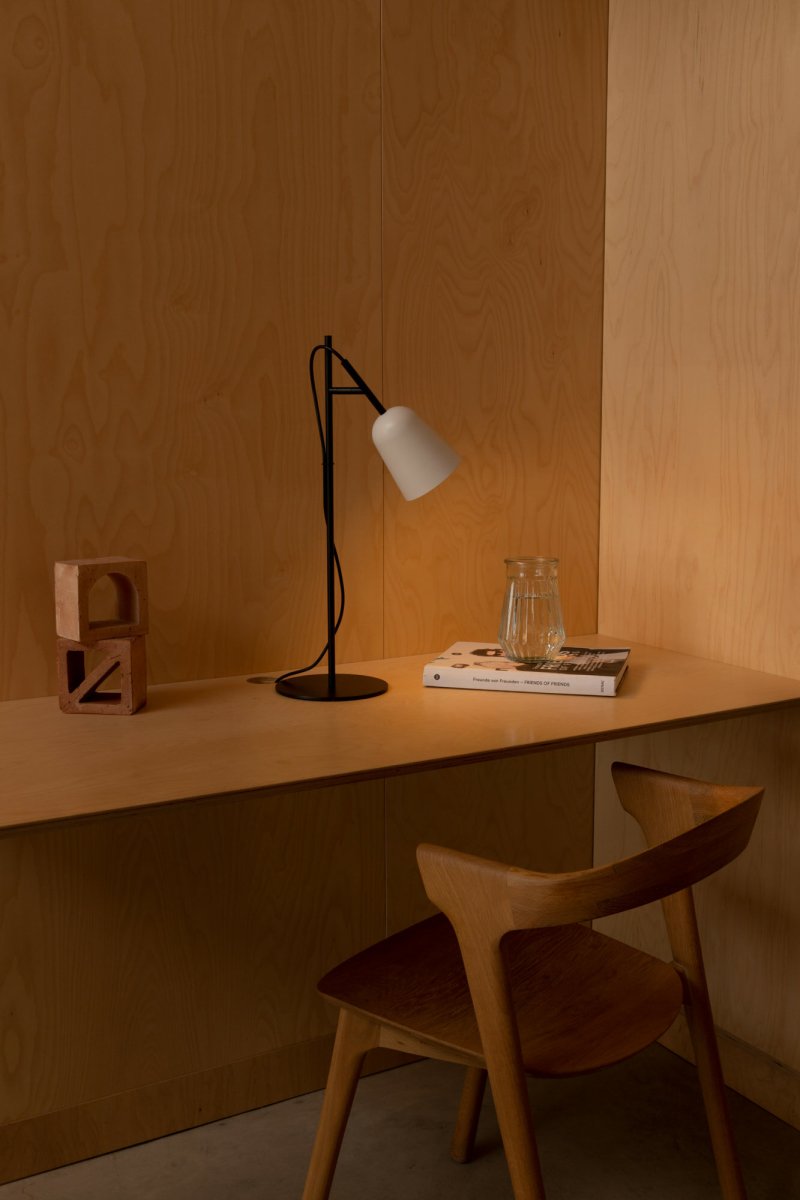 Studio 55cm Blanco lámpara de escritorio De Faro Barcelona - Studio es una elegante l&aacute;mpara de mesa de Nahtrang, inspirada en el ic&oacute;nico dise&ntilde;o de los a&ntilde;os 50, reinterpretada con simplicidad moderna.