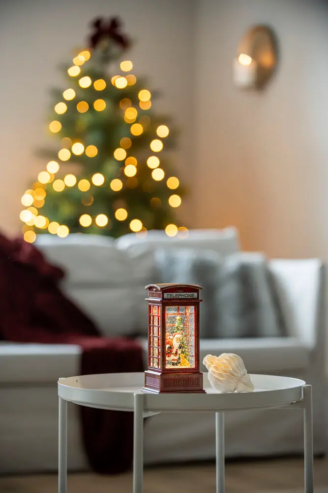 Linterna Rellena De Agua cabina telefónica ROJO De Konstsmide - En el interior, el brillo gira alrededor de una escena de Pap&aacute; Noel iluminada, creando una sensaci&oacute;n m&aacute;gica.