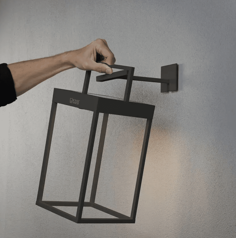 Portofino 30cm Negro lámpara solar De Konstsmide - La linterna se puede utilizar tanto de pie como colgada gracias al soporte de pared incluido.