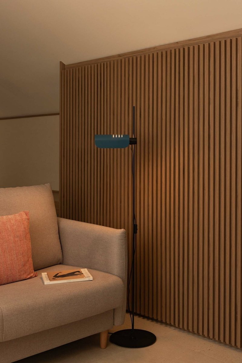 Martinica Azul lámpara de pie De Faro Barcelona - La pantalla, que evoca una hoja ondulada, envuelve suavemente la fuente de luz y proporciona una luz rica y funcional en cualquier estancia.