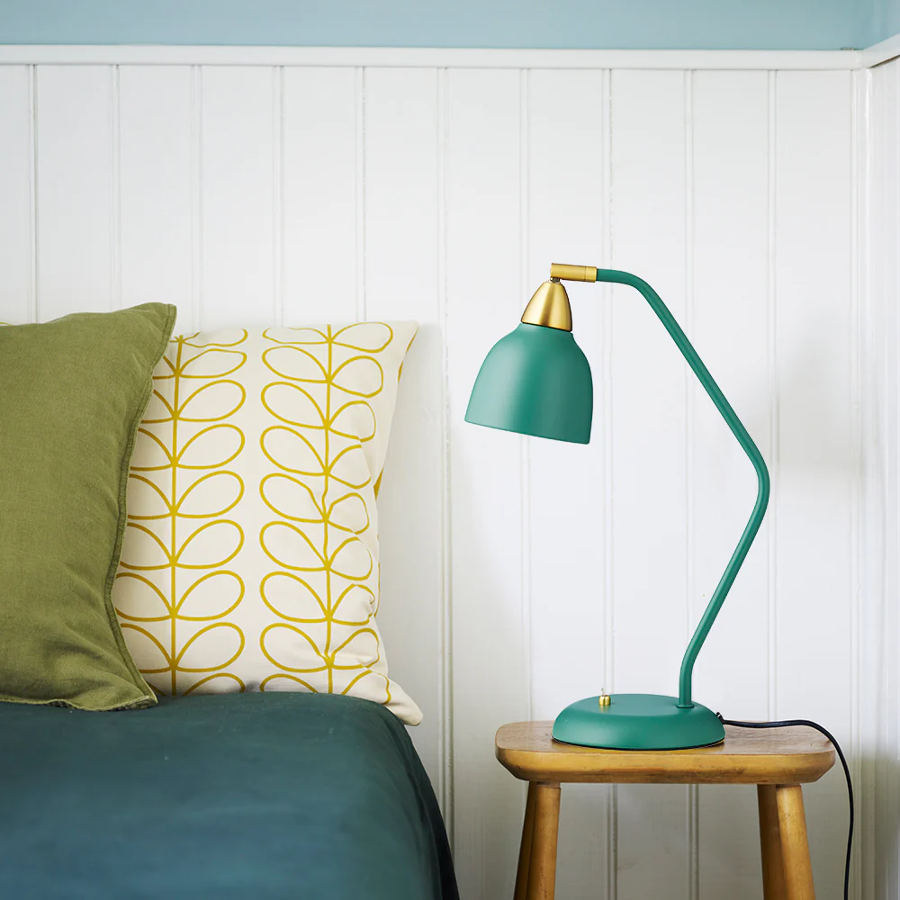 Urban 45cm Verde oscuro lámpara de escritorio De Superliving - Dale vida a tu espacio de trabajo con la lámpara de escritorio Urban en un elegante verde oscuro mate con detalles de latón.