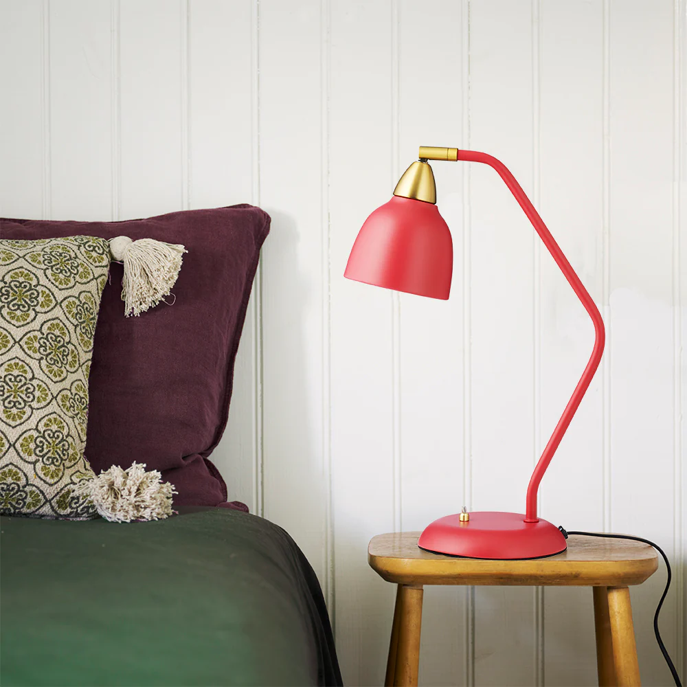Urban 45cm ROJO lámpara de escritorio De Superliving - Embellece tu lugar de trabajo con la l&aacute;mpara de escritorio Urban en un elegante rojo frambuesa mate con detalles de lat&oacute;n.