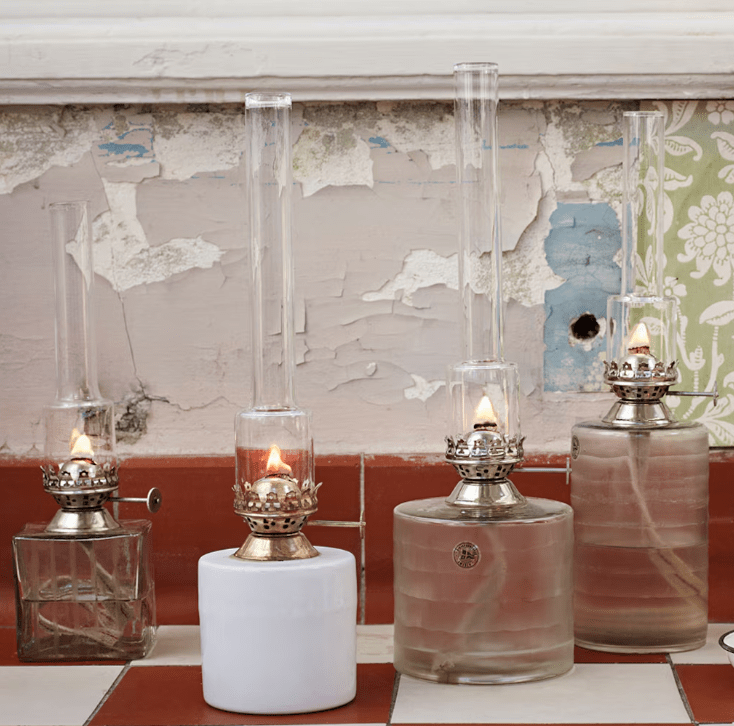 Kerosene Lamp Straight small Blanco De Strömshaga - L&aacute;mpara de queroseno de l&iacute;neas rectas fabricada en pl&aacute;stico blanco con detalles en lat&oacute;n.