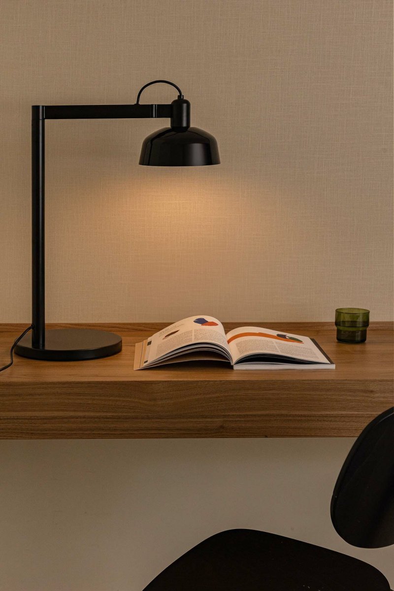 Tatawin 58cm Negro lámpara de escritorio De Faro Barcelona - Tatawin es una l&aacute;mpara de mesa con estructura negra y pantalla met&aacute;lica negra que proporciona una luz direccional y focalizada.