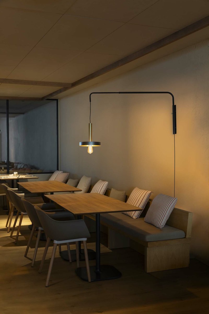 Whizz 70cm Negro lámpara de pared De Faro Barcelona - Whizz es una serie de dise&ntilde;o de Christoph Friedrich Wagner que combina una est&eacute;tica moderna con una exclusiva selecci&oacute;n de materiales.