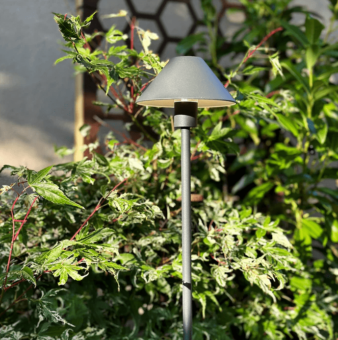 Apollo Flex Gris oscuro De Lightson - Apollo Flex &auml;r perfekt f&ouml;r dig som &auml;lskar skandinavisk design och letar efter en n&auml;ttare lampa till din kruka, rabatt eller g&aring;ng.
