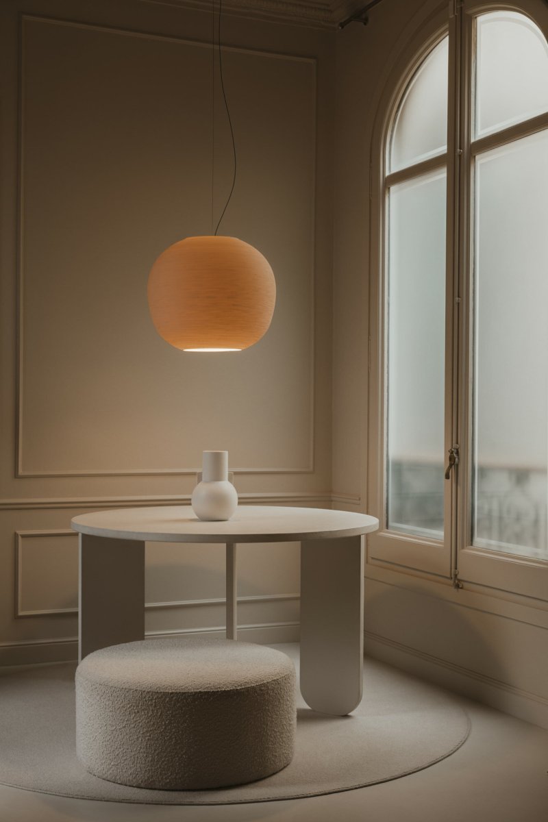 Tierra Ø50 Beige Lámpas de techo De Faro Barcelona - Su forma de colmena difunde una luz suave y se transforma en una escultura de luz al encenderse.