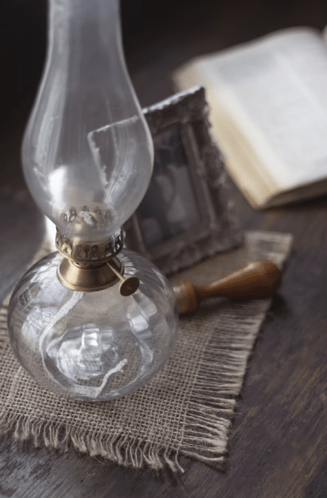 Kerosene lamp elisabeth round small Transparente De Strömshaga - Lámpara de queroseno redonda realizada en cristal transparente con rayas, quemador de latón antiguo y tubo quemador de cristal transparente.