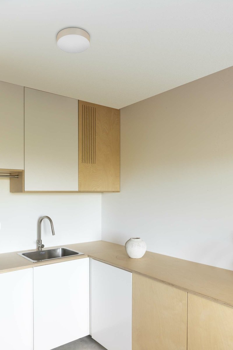 Aris Ø20 Blanco plafón De Faro Barcelona - Con una temperatura de color de 2700 K, emite una luz c&aacute;lida y agradable, creando un ambiente acogedor, ideal para salones, dormitorios y cocinas.