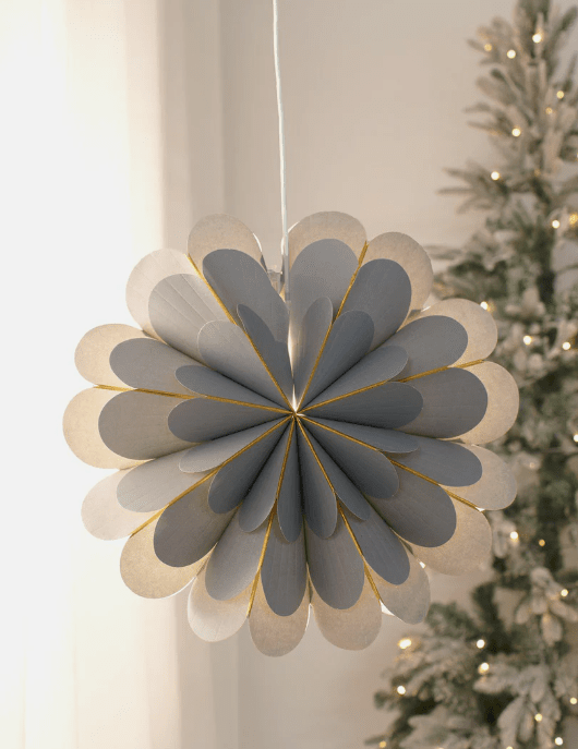 Marigold Ø45 Gris De Markslöjd - Estrellas de cal&eacute;ndula crecen 45 cm es una flor de Pascua colgante que a&ntilde;adir&aacute; un toque moderno y elegante a tu decoraci&oacute;n navide&ntilde;a.