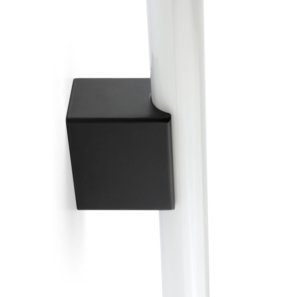 Calma 50cm Negro lámpara de baño De Faro Barcelona - Calma es una l&aacute;mpara de pared negra ideal para la iluminaci&oacute;n general de cocinas, pasillos o zonas de paso.