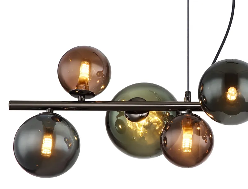 Riha 87cm Multicolor Lámpas de techo De Globo Lighting - Glaskuporna i brons, gr&ouml;nt och petrol ger lampan en unik karakt&auml;r och eleganta f&auml;rginslag som kompletterar modern inredning.