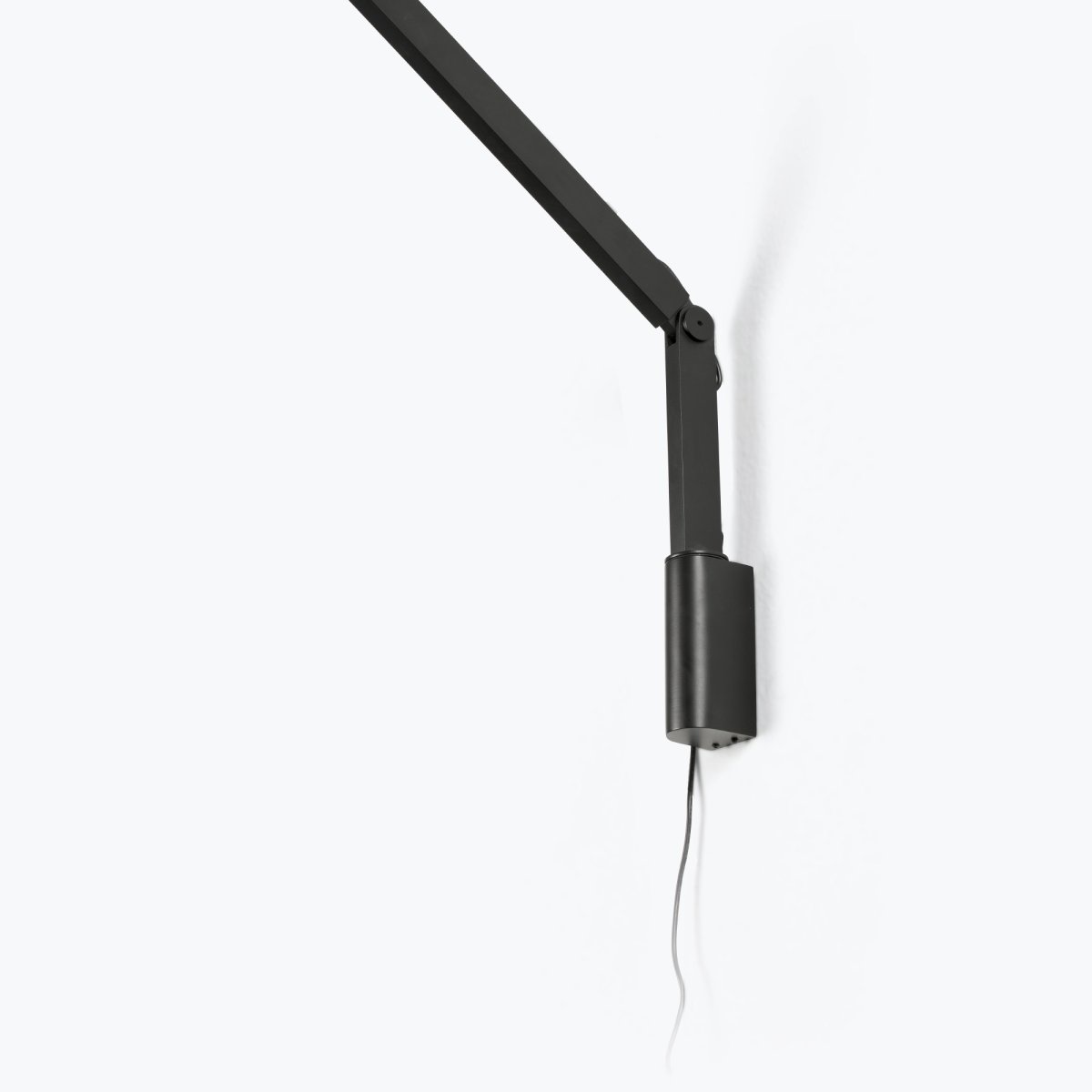 Inviting 86cm Negro lámpara de pared De Faro Barcelona - Fabricada en aluminio robusto con un acabado elegante, Inviting combina funcionalidad con un dise&ntilde;o moderno.