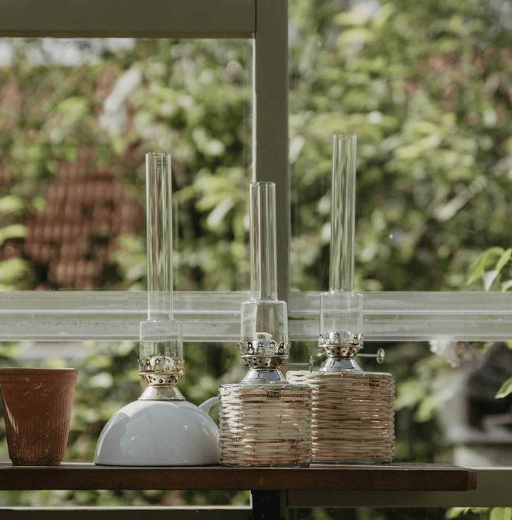 Basket-style kerosene lamp small Marrón De Strömshaga - Lámpara de queroseno de vidrio recto con cesta tejida y quemador de níquel.