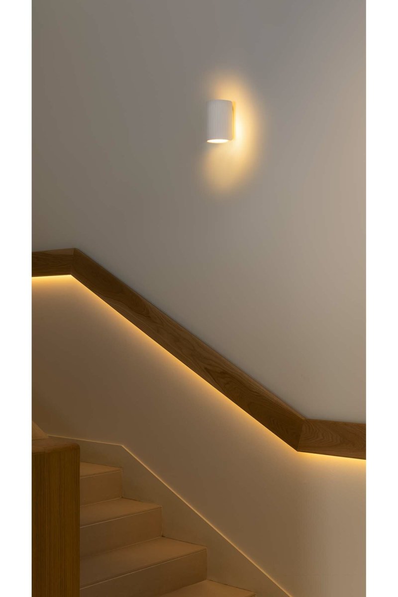 Sole 10cm Blanco lámpara de pared De Faro Barcelona - Disponible en dos tama&ntilde;os y con distribuci&oacute;n de luz unilateral o bilateral, es ideal para pasillos, escaleras y espacios reducidos.