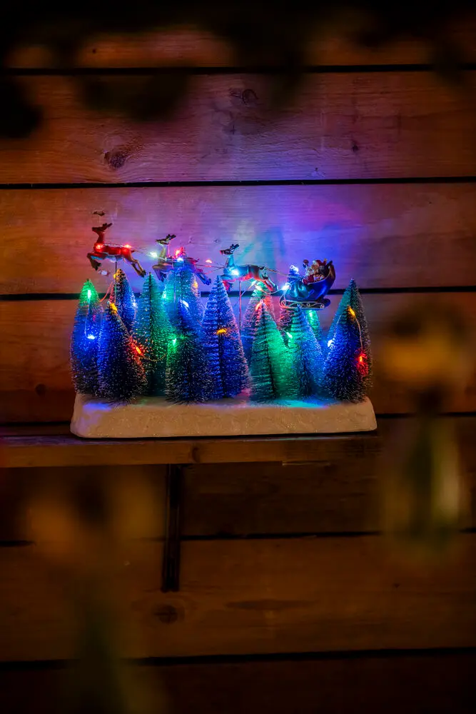 Papá Noel Con Trineo 22cm Multicolor De Konstsmide - Funci&oacute;n de temporizador integrado (6 horas) y hasta 10 horas de autonom&iacute;a en funcionamiento con bater&iacute;a.