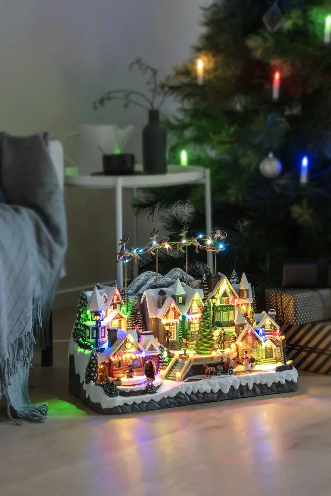 Decoración Navideña Mecánica Con Pueblo Y Tren 40cm Multicolor De Konstsmide - Un magn&iacute;fico pueblo navide&ntilde;o con piezas m&oacute;viles, trenes coloridos y 52 brillantes luces LED que iluminan cada detalle.