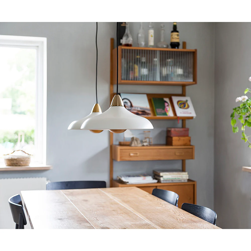 Urban Wide Ø36 Blanco Lámpas de techo De Superliving - Embellece tu hogar con la moderna lámpara colgante Urban Wide, una elegante combinación de acabado blanco mate y elegantes detalles de latón.