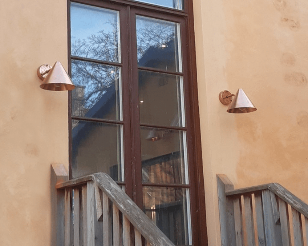 Tratt Cobre crudo lámpara de exterior De Westal - La l&aacute;mpara de pared de embudo es una l&aacute;mpara de pared orientada hacia abajo con un patr&oacute;n de luz circular hecha de cobre crudo para mayor durabilidad y larga vida &uacute;til.