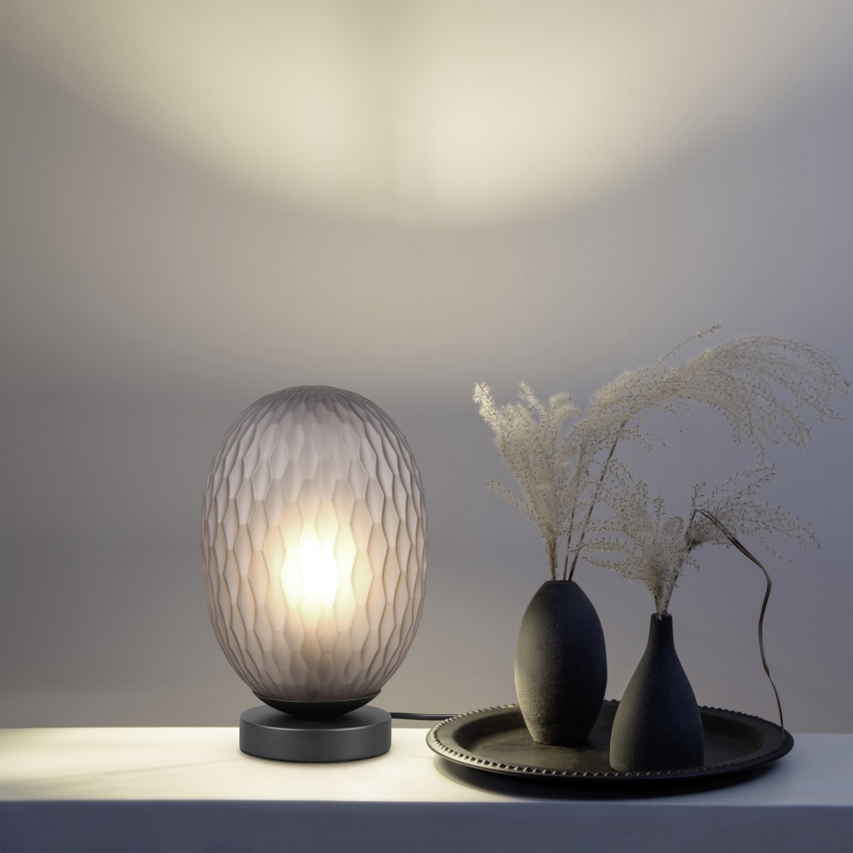 Facette 28cm Gris humo lámpara de mesa De Trio Lighting - 
