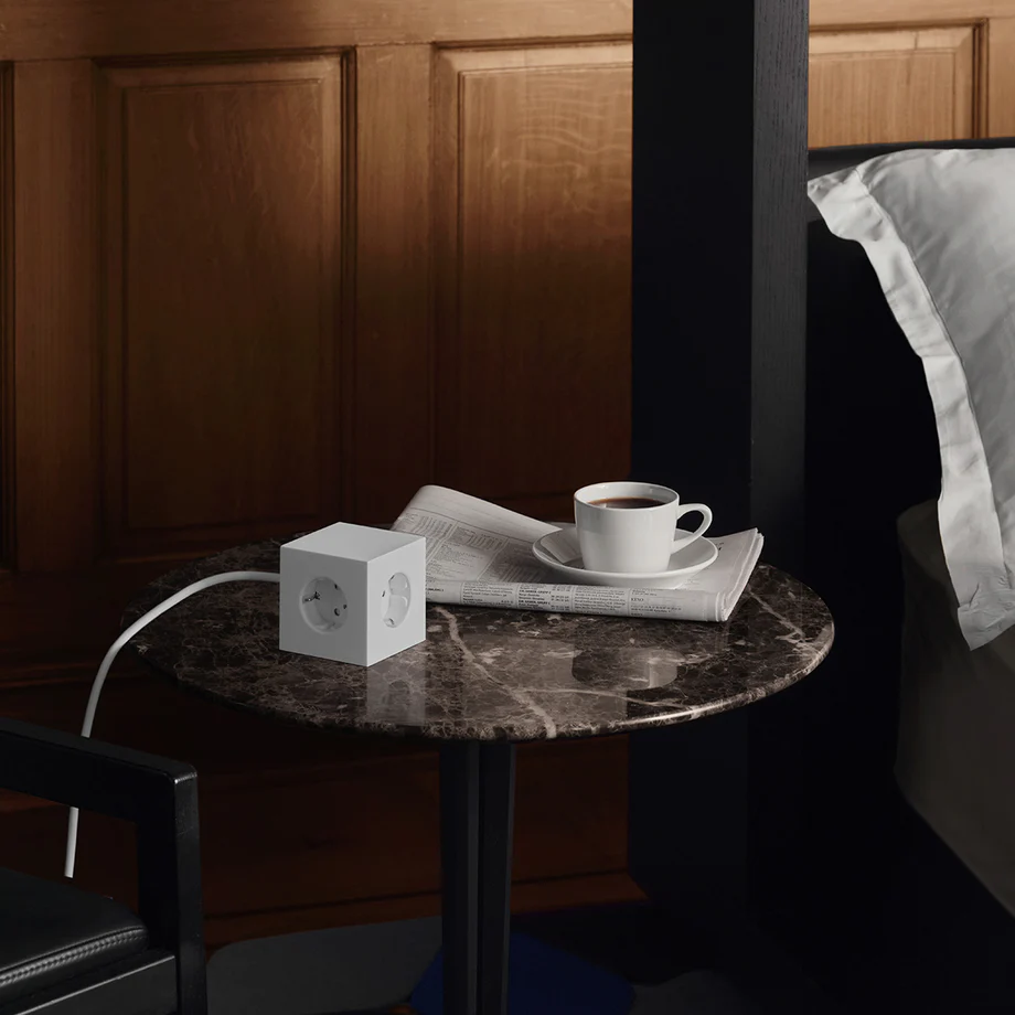 Square 1 with 30W Dual USBC & Magnetic base, 3m, Martinelli Luce edition Blanco De Avolt - Regleta de enchufes de dise&ntilde;o elegante de Avolt con un cable largo de PVC, un cubo de pl&aacute;stico reciclado y una placa magn&eacute;tica en la parte inferior para colgar en la pared.