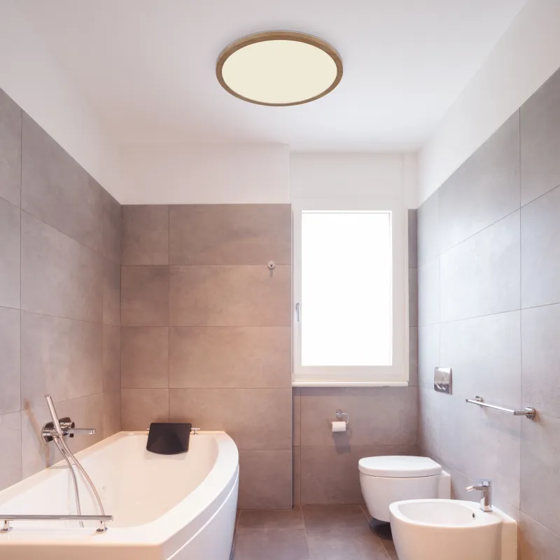 Sapana Ø30 Madera lámpara de baño De Globo Lighting - Uppt&auml;ck den eleganta Sapana plafonden &ndash; det perfekta tillskottet till ditt badrum och sm&auml;lter harmoniskt in i olika milj&ouml;er.