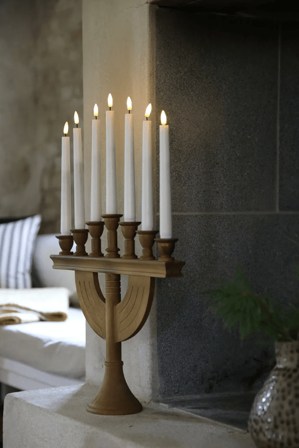 Torpa 7L mancha marrón De Markslöjd - Torpa es un elegante portavelas de Adviento de siete brazos, fabricado en madera te&ntilde;ida de marr&oacute;n, con un dise&ntilde;o cl&aacute;sico y atemporal.