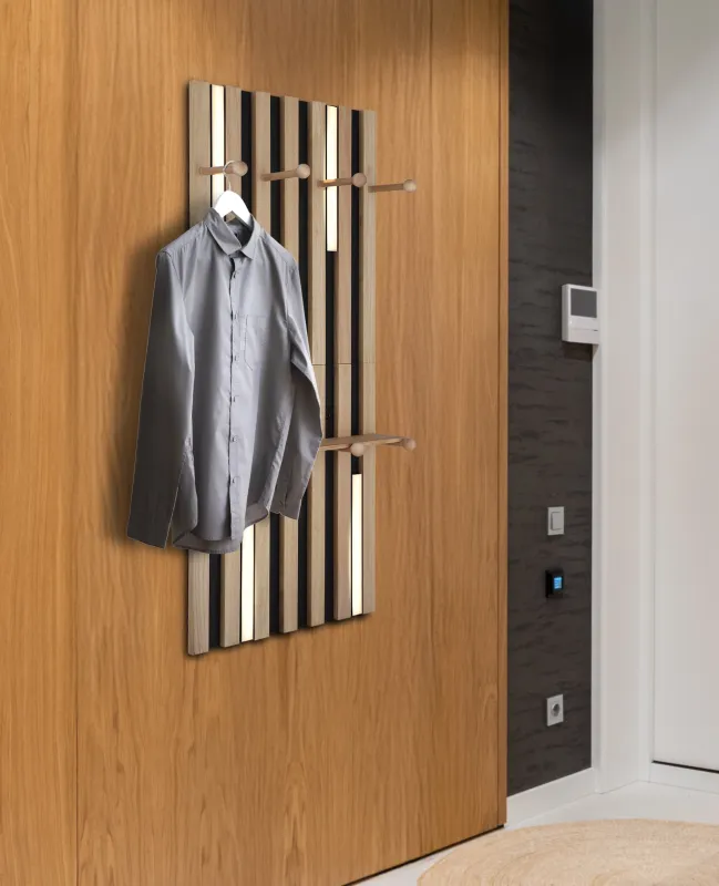 Duane 110cm Naturaleza lámpara de pared De Globo Lighting - Den rektangul&auml;ra formen i matt svart metall och brunt tr&auml; ger en elegant och tidl&ouml;s look, medan den vita plastsk&auml;rmen sprider ljuset j&auml;mnt och skapar en behaglig atmosf&auml;r.