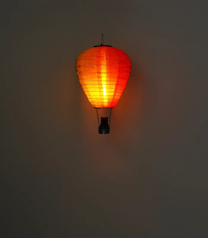 Balloon Multicolor lámpara solar De Globo Lighting - Skapa en lekfull k&auml;nsla i tr&auml;dg&aring;rden med Balloon, en solcellsdriven dekoration inspirerad av en luftballong med en bj&ouml;rn i korgen.