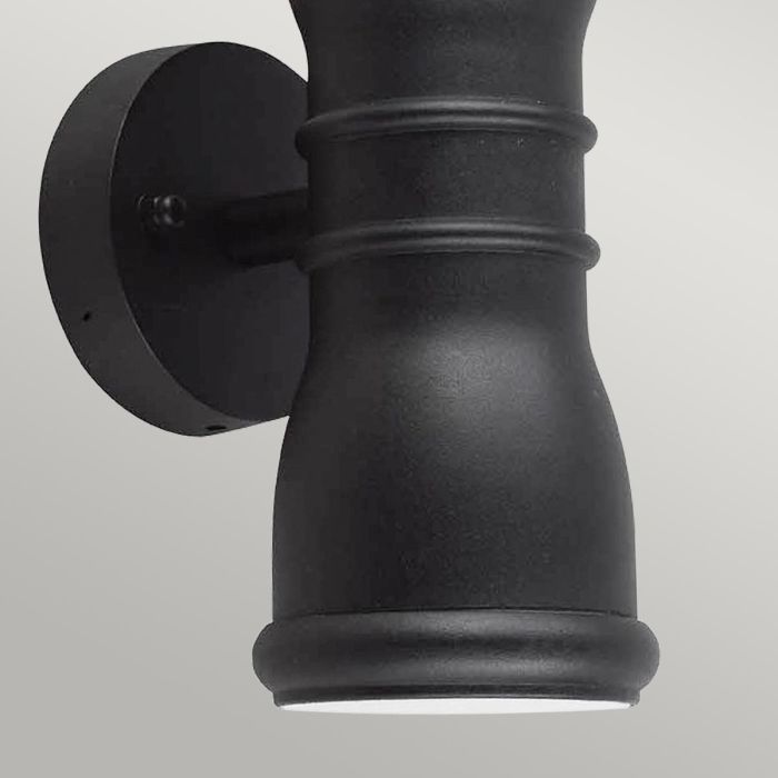 Malvern 23cm Negro lámpara de exterior De Elstead Lighting - Med sin upp- och ned&aring;triktade ljusspridning skapar Malvern en vacker belysningseffekt p&aring; fasaden, perfekt f&ouml;r entr&eacute;er, uteplatser och g&aring;ngv&auml;gar.