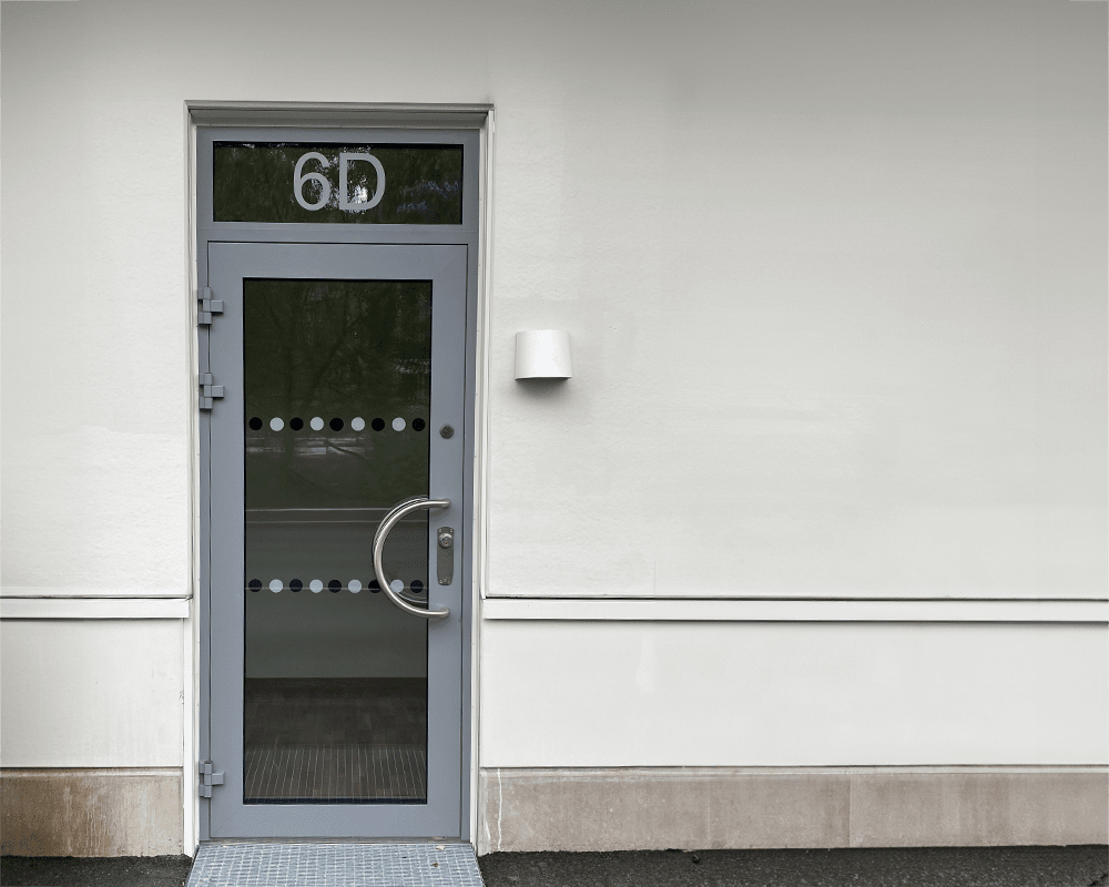 Mini Blanco lámpara de exterior De Westal - La mini lámpara de pared está hecha de aluminio anodizado, tiene un recubrimiento de polvo blanco y tiene una protección antideslumbrante de PET-G.