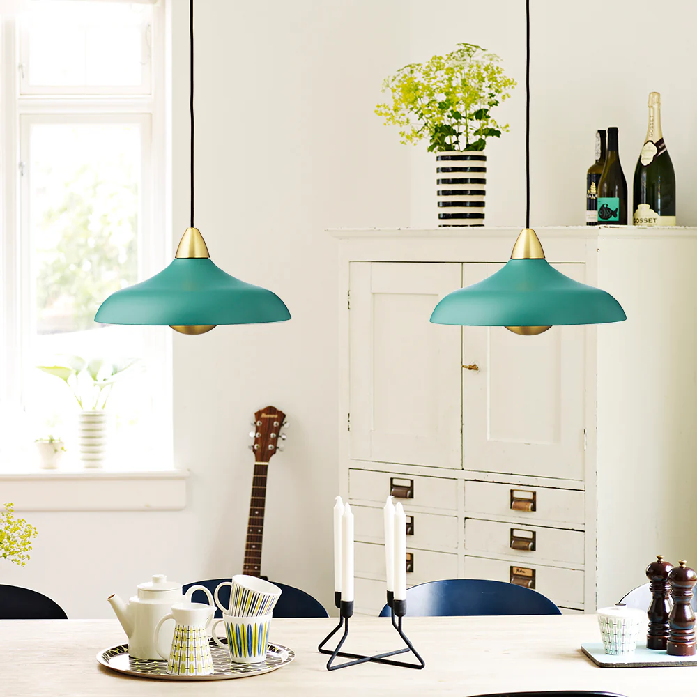 Urban Wide Ø36 Verde Lámpas de techo De Superliving - Embellece tu hogar con la moderna l&aacute;mpara colgante Urban Wide, una elegante combinaci&oacute;n de un acabado verde oscuro mate y elegantes detalles de lat&oacute;n.