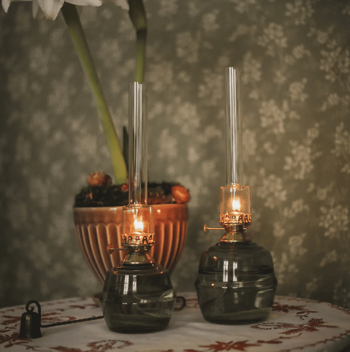 Kerosene Lamp Majken Mid Verde De Strömshaga - L&aacute;mpara de queroseno fabricada en vidrio tintado de color verde, que crea un hermoso tono de color al tiempo que proporciona una superficie transparente.