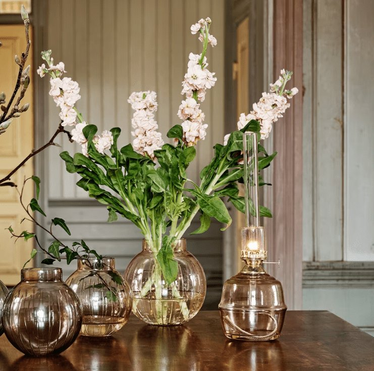 Kerosene Lamp Majken Big Rosa De Strömshaga - L&aacute;mpara de queroseno de gran tama&ntilde;o fabricada en cristal tintado de color rosa ceniza, que crea una bonita tonalidad manteniendo una superficie transparente.