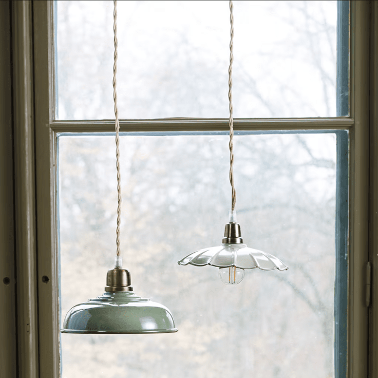 Gustav Ø20 Blanco lámpara de ventana De Strömshaga - Una elegante l&aacute;mpara de techo, peque&ntilde;a y delgada, que encaja perfectamente encima de una mesa de cocina, en una ventana o en un dormitorio.