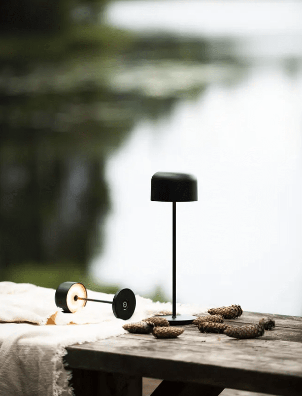 Lille 36cm Negro portátil De Konstsmide - La l&aacute;mpara est&aacute; equipada con un regulador t&aacute;ctil para que puedas ajustar el brillo y la temperatura del color desde luz amarilla c&aacute;lida hasta luz blanca c&aacute;lida.