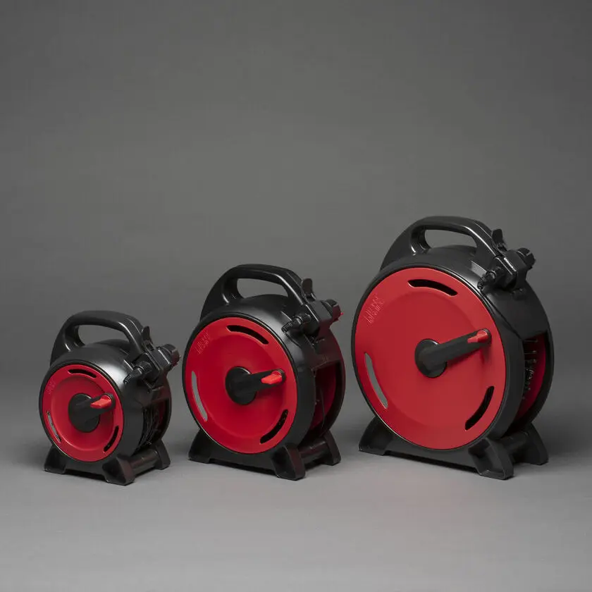 Enrollacable amber 26m Negro De Konstsmide - El ingenioso carrete de cable le permite desenrollar y enrollar f&aacute;cilmente la cadena de luces sin enredos de cables, ahorrando as&iacute; tiempo y molestias.