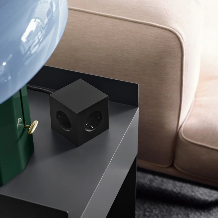 Square 1 with 30W Dual USBC & Magnetic base, 3m Negro De Avolt - Regleta de enchufes de dise&ntilde;o elegante de Avolt con un cable largo de PVC, un cubo de pl&aacute;stico reciclado y una placa magn&eacute;tica en la parte inferior para colgar en la pared.